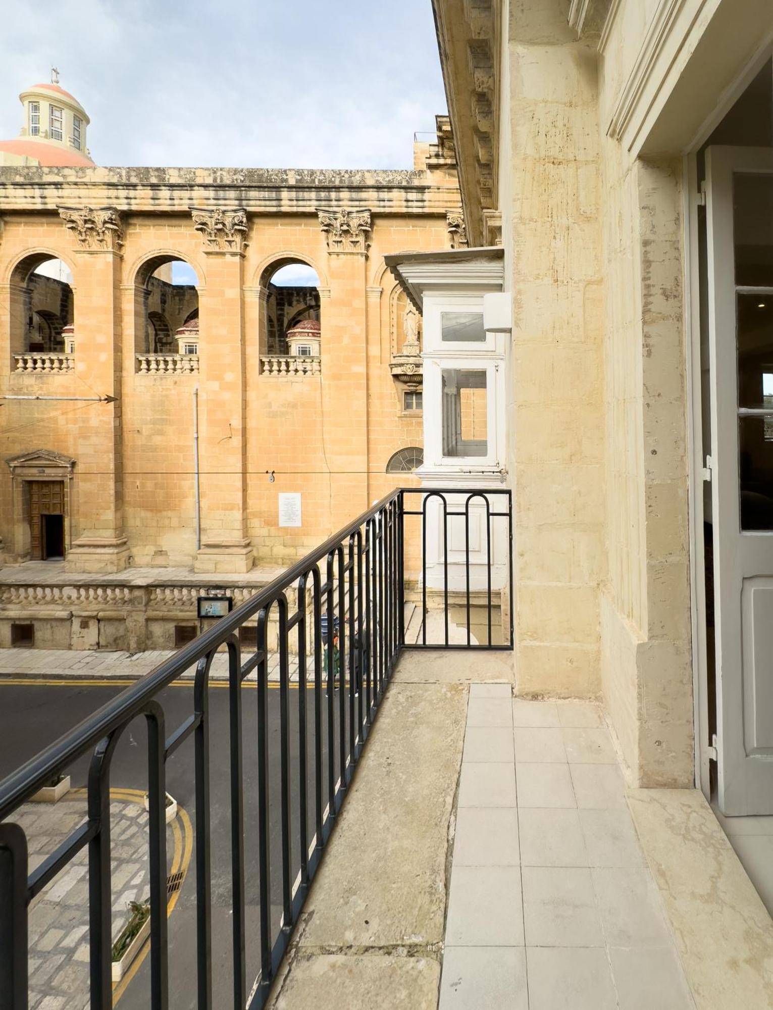Florette Suite Designer Finish With Stunning Lounge Terrace By Arcobnb Il-Furjana Extérieur photo